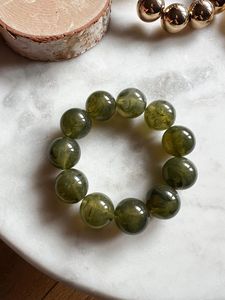 Pulsera de Resina Hecha a Mano Contemporánea con Diseño Artístico Exclusivo, Accesorio de Moda para Mujeres y Niñas - Product Image 1