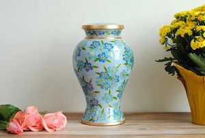 Urna Esmaltada Única con Patrón de Flores Azules, Arte Botánico Detallado y Tapa con Detalles Dorados, para Guardar Cenizas Conmemorativas - Product Image 4