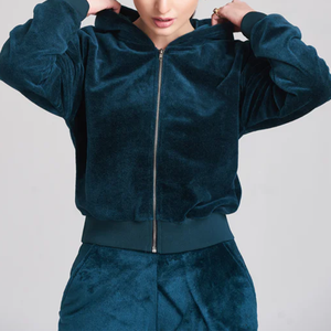 ชุดเซ็ตฮู้ดดี้และกางเกงจ็อกเกอร์กำมะหยี่สีเขียวอมฟ้าสำหรับฤดูหนาว รุ่น Velvet Luxe Unisex สวมใส่สบายหรูหราเหมาะสำหรับวันสบายๆ หรือใส่เดินเล่นในเมือง - Product Image 6