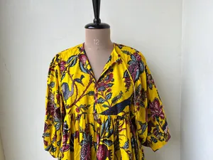 Robe midi bohème jaune à fleurs pour femmes, imprimée à la main, avec col noué et manches bouffantes, robe décontractée d'été - Product Image 1