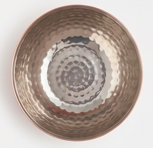 Bol en cuivre fait main avec un design martelé pour servir les aliments, vaisselle moderne, idéal pour offrir et pour la table. - Product Image 3