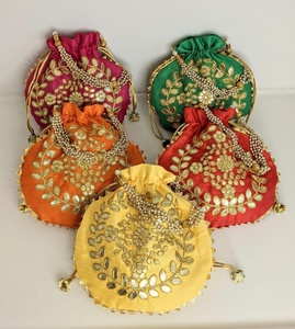 Sacs Potli Gota Patti faits à la main, pochettes à cordon, poignées perlées et pompons dorés, pochettes de soirée festives - Product Image 1