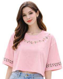 เสื้อยืดครอปผู้หญิงสีชมพูอ่อน ปักลายดอกไม้ แขนสั้น สไตล์ลำลอง แฟชั่น ผ้าคอตตอนผสม เนื้อนุ่ม เสื้อผู้หญิงสำหรับฤดูร้อน ขายส่ง - Product Image 1