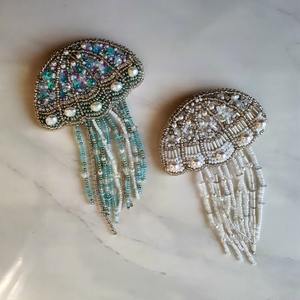 Breloques de sac brodées à la main avec perles de rocaille, breloques perlées artistiques et tendance pour sacs à main et sacs à dos - Product Image 1