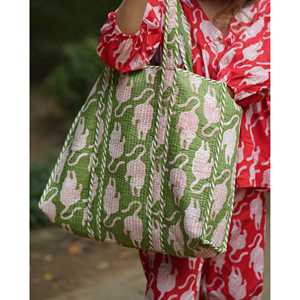 กระเป๋าโท้ทสีเขียวมรกตพิมพ์ลายเสือ  แบบปรับแต่งได้สำหรับงานพรอม  แบรนด์ The Quince Life - Product Image 3