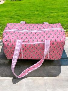 Bolsa de lona acolchada de algodón con estampado floral rosa hecha a mano, bolsa de viaje con estampado de bloques, bolsa de fin de semana, gimnasio, yoga con asa ajustable para mujer - Product Image 1