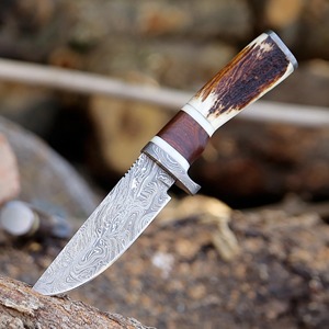 Couteau utilitaire Skinner industriel fait main sur mesure en acier Damas avec manche en corne, pointe tombante, lame droite fixe de 10 pouces pour l'extérieur - Product Image 1