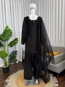 เสื้อท่อนบนสำเร็จรูปผ้าเครปธรรมชาติปักลายด้วยด้ายและลูกปัด พร้อมกางเกงฟาร์ชีเย็บสำเร็จ และผ้าคลุมไหล่ผ้าไหมออร์แกนซ่าปักลาย - Product Image 4
