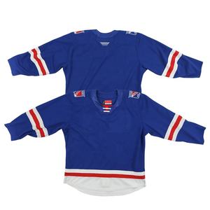 Uniforme de Hockey en Blanco con Bordado de Nombre y Número del Equipo, Estilo Jersey de Patinaje sobre Hielo, con Cordones y Rayas Azules - Product Image 1