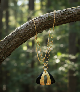 Collar largo de moda hecho a mano para mujer, estilo ópera, con detalles de triángulo de cuerno negro satinado, texturizado y resistente al deslustre. - Product Image 3