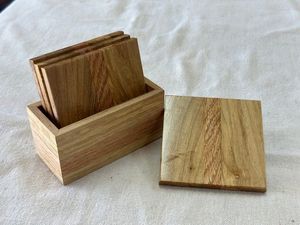 Posavasos multiusos de madera para tazas de té, café, jugo y cócteles, diseñado con base antideslizante para una colocación estable en mesas. - Product Image 6