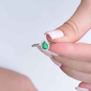 Anillo de Esmeralda Colombiana Art Deco con Halo en Forma de Pera, Esmeralda Certificada, Joyería Fina - Product Image 3