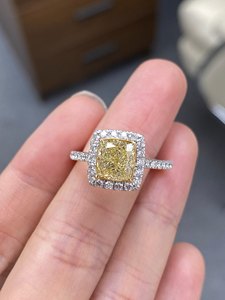 Bague de fiançailles halo avec diamant jaune radiant de 2 carats, cultivé en laboratoire, bande pavée en or blanc 14 carats, certifiée IGI - Product Image 6