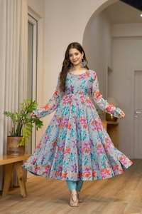 Nuevo Traje Anarkali con Estampado Floral en Organza, Vestido y Pantalón con Detalles Realistas y Dupatta - Product Image 4