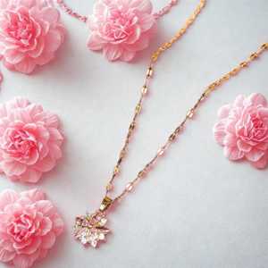 NIKHIL GEMS - Colgante de Flor de Cristal Rosa y Blanco Inspirado en Princesas, Plata 925 Chapada en Oro, Certificado por Terceros, Elegante y Vintage - Product Image 4