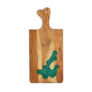 Planche à découper en bois avec incrustation de résine verte 45x20 cm, forme rectangulaire, design avec poignée - Product Image 6