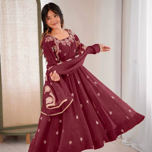 Ensemble de robe Anarkali élégante en soie brodée avec dupatta - Product Image 1