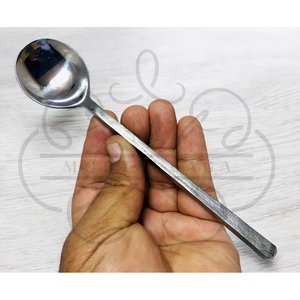 Juego de cubiertos rústicos forjados a mano de primera calidad — Esta exclusiva colección artesanal para la mesa incluye una cuchara, una tenedor y un cuchillo cada uno. - Product Image 2