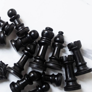 Tablero de Ajedrez Rectangular Rústico y Ecológico de ILAHI, Hecho a Mano con Madera Pura al 100%, Estilo Animal/Amor, Tamaño Personalizado - Product Image 1