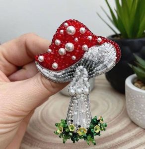 Broche artisanale brodée de perles pour foulards, sacs à main et manteaux – Élégante broche perlée brodée par un artisan - Product Image 1