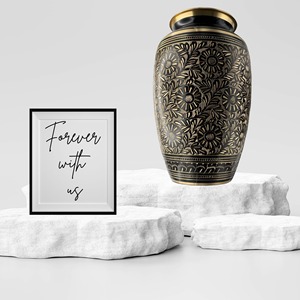 Urne funéraire de style américain en laiton de haute qualité avec motifs floraux entièrement gravés, capacité de 200 pouces cubes, couleur blanche - Product Image 3