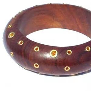 Bracelet artisanal rustique en bois, fabriqué à la main à partir de bois naturel, bijou unique et écologique, cadeau élégant pour femme - Product Image 4