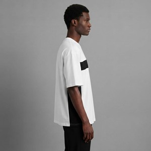 Camiseta Blanca de Manga Corta con Cuello Redondo y Corte Regular de Jersey de Algodón para Hombre, con Estampado Gráfico de Llama Negra, Logotipo Personalizado, OEM, Venta al Por Mayor - Product Image 3