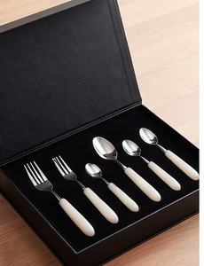 Ensemble de couverts classiques en acier inoxydable avec manches en résine, finition miroir, passe au lave-vaisselle, ensemble de couverts de mariage - Product Image 6