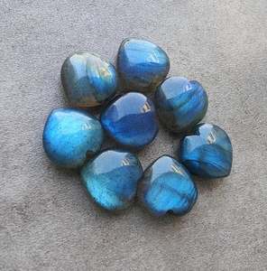 ลาบราดอไรต์ธรรมชาติรูปหัวใจทรงบริโอเล็ตแบบคาโบชอง ขนาดมาตรฐาน ขายส่ง อัญมณีเม็ดเดี่ยว คริสตัลบำบัด - Product Image 1