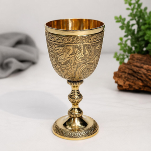 Copa de Vino de Latón con Adornos Florales Paisley Grabados, Acabado Dorado, Vajilla Decorativa para el Hogar, Bar o Mesa - Product Image 1