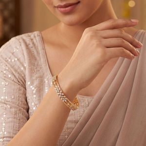 Brazalete de Oro Amarillo con Diamantes Cultivados en Laboratorio en Forma de Hoja y Diseño de Enredadera de Varias Filas - Product Image 5