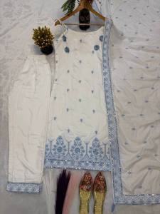 Kurti Blanco de Algodón Bordado con Estampado Floral Azul, Corte Regular, Largo Regular, Ropa Étnica Tradicional India para Mujer, Verano - Product Image 6