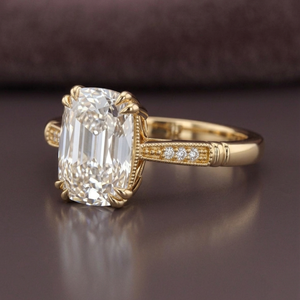 Bague de fiançailles classique pour femme en or jaune 18 carats, diamant de laboratoire taille coussin style « Old Mine » avec pierres latérales, certifiée IGI - Product Image 2