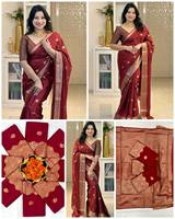 Sari indien ethnique de luxe en soie de litchi douce, imprimé feuille d'or, avec chemisier à motif quadrillé contrastant, pour mariage traditionnel et style Antra, idéal pour l'été.