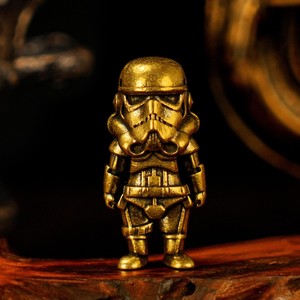 Figurine Stormtrooper en cuivre Aqdus Saleem |   Sculpture de robot doré artisanal de style industriel |   Écologique et durable |   Vente en gros - Product Image 1