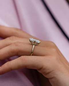 Bague de fiançailles Toi et Moi en or blanc 14 carats avec émeraude et diamant de laboratoire taille poire, serti halo caché, pour anniversaire de mariage, bijoux fins - Product Image 2