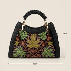 กระเป๋าถือปักลายแบบแคชเมียร์สีดำ พร้อมลายใบไม้เขตร้อนสีเขียวเข้ม - Product Image 5