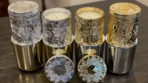 Nuevo diseño de portavelas de aluminio plateado con relieve y tapa, con patrón floral, para velas de cera de soja perfumadas, se ofrece personalización. - Product Image 3
