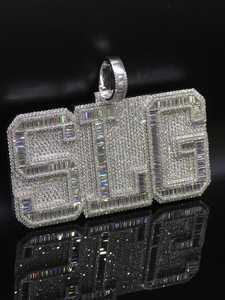 Colgante Personalizado con Nombre en Plata de Ley 925, con Diamantes Moissanite VVS en Corte Baguette, Estilo Hip Hop - Product Image 2
