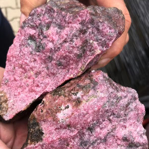 Piedra Preciosa de Rodonita Cruda de 0.9 kg, Piedra Rosa Natural al por Mayor para la Fabricación de Joyas - Product Image 1