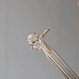 Anillo de Diamante Cultivado en Laboratorio con Corte Ovalado y Halo Oculto en Oro Amarillo de 14K, con Certificado IGI y Claridad VVS, Diseño Moderno para Mujer - Product Image 5