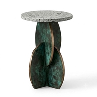 Table basse contemporaine avec plateau en marbre et base en métal patiné finition vintage pour la décoration de salon moderne