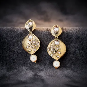 Boucles d'oreilles pendantes plaquées platine avec motif papillon 8704, blanches, classiques pour femmes, pour anniversaire - Product Image 1