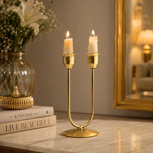 Elegante Candelabro de Metal Dorado de 2 Brazos, Hecho a Mano, Ecológico, Duradero, en Forma de U, Estilo Vintage, Lujoso, Único y Personalizable para Bodas - Product Image 3