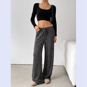 Pantalon de pyjama décontracté ample à cordon de serrage en coton (65%) et polyester (35%) pour femme, coupe large, uni ou rayé, collection 2024 - Product Image 3