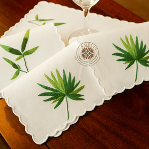 Servilleta de cóctel grande bordada con hojas de palma, vibrante y reutilizable para reuniones al aire libre. - Product Image 1