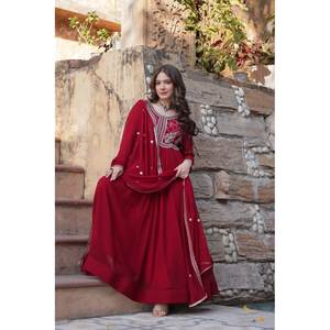 Robe de soirée brodée de paillettes et de perles multicolores pour les fêtes - Product Image 4