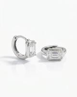 Boucles d'oreilles créoles minimalistes en or jaune 14K avec diamant émeraude de laboratoire 1,25 carat, certifié IGI D VVS2, serti clos