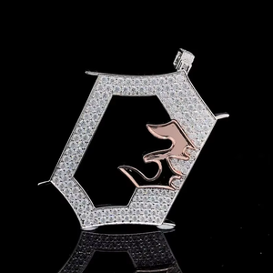 Colgante con incrustaciones de circonitas, chapado en rodio, en tono plata y oro rosa, diseño abstracto, joyería hip hop para hombres y mujeres, ideal para fiestas - Product Image 1