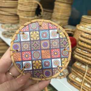Sous-verre rond classique en rotin de couleur personnalisée avec motif de perles bleues, résistant à la chaleur, écologique, durable, décoration de table - Product Image 5